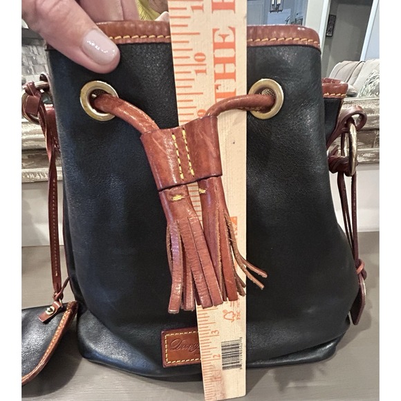 Dooney & Bourke All Weather Drawstring Bucket Bag Black/Tan Vintage AWL w/ Pouch - Picture 13 of 14